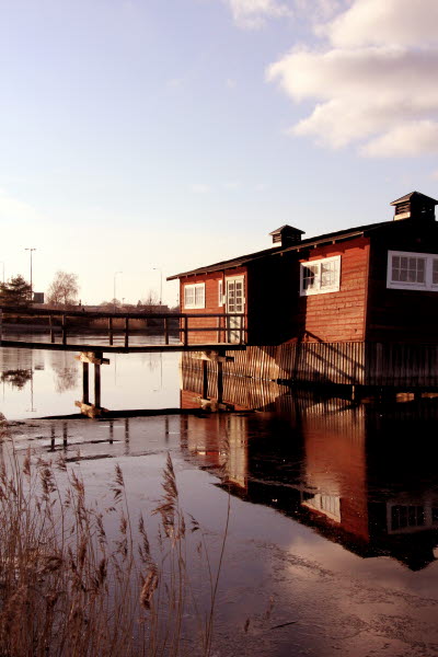 Klapphuset kattrumpan ängö hav Sweden sea shore hut red